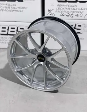 Detailed shot of the anti slip knurled tire bead finish on a track ready Diamond Silver BBS RI-A