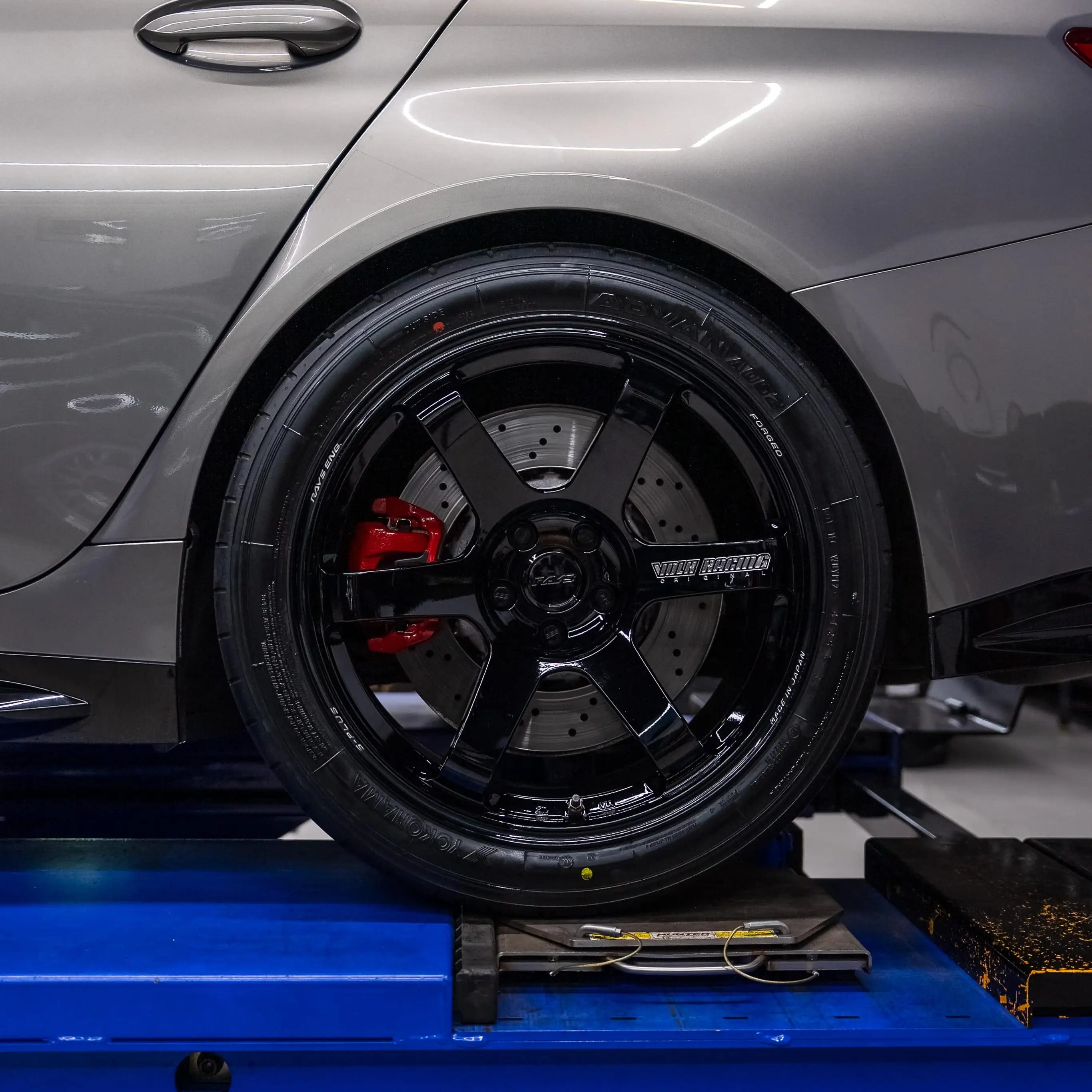 Perfect fender to tyre clearance on a BMW G80 M3 with lightweight forged gloss black TE37s