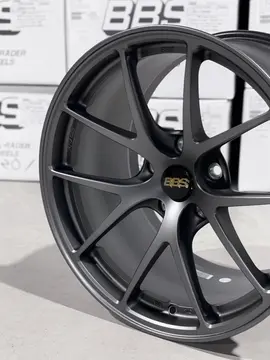 Center bore close up featuring the authentic gold logo center cap contrasting against the Matte Gray BBS RIA finish