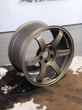 Top down angle looking over the concave face profile of an 18x9.5 Matte Gun Bronze RAYS TE37 Saga SL wheel