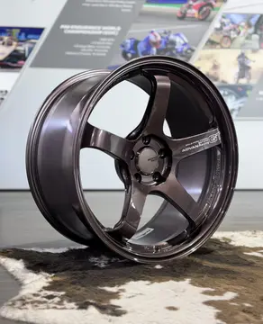 Detailed product shot showcasing the subtle red gold undertones and premium metallic shine of a standalone Advan wheel