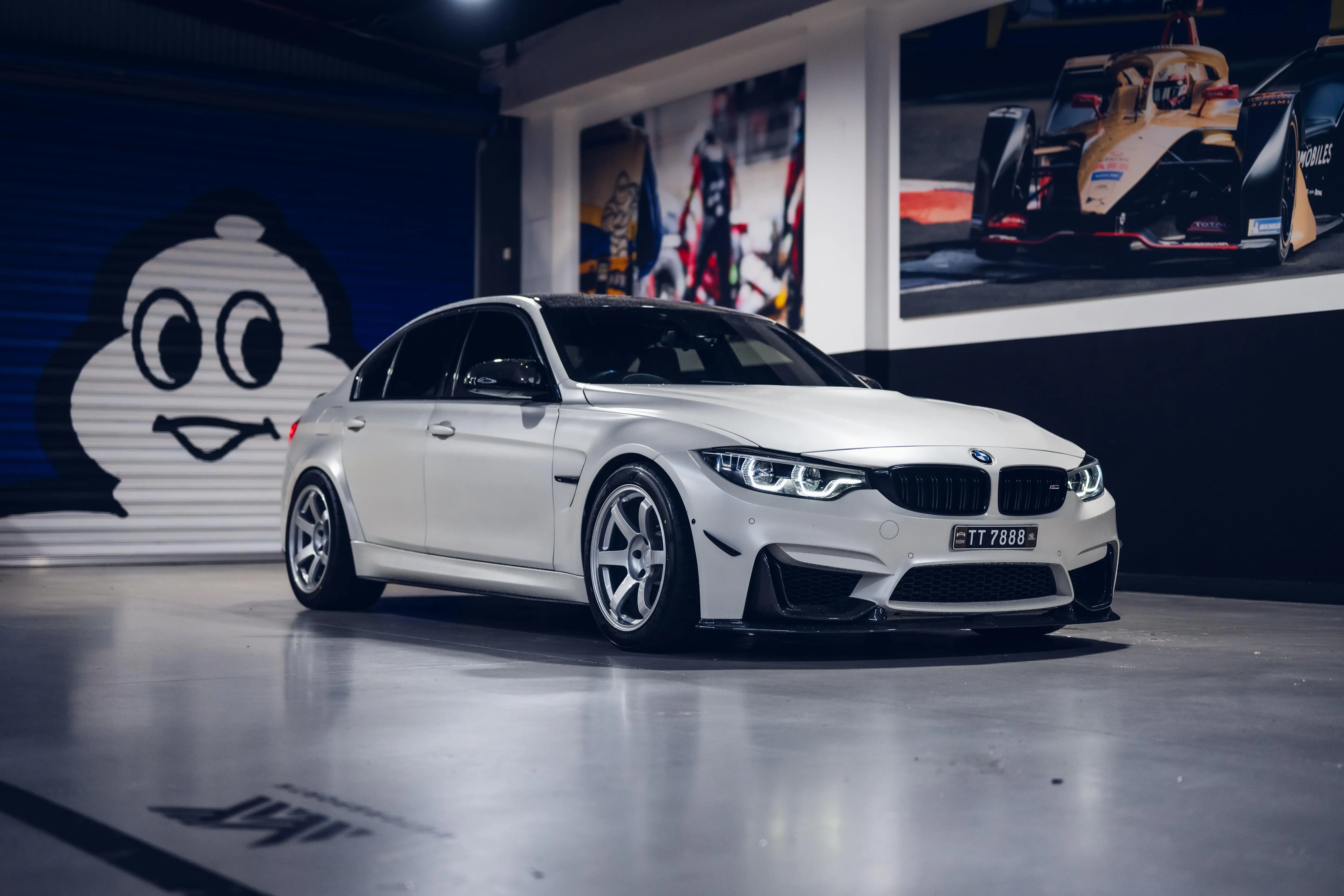 Close up of Diamond Silver RAYS TE37 Saga S-Plus spokes safely clearing the factory M brakes on a white BMW F80 M3