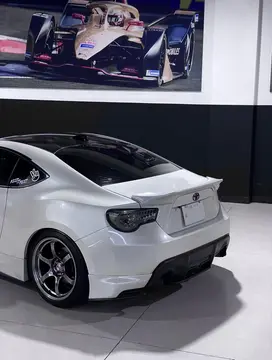 Side view detailing the vibrant metallic contrast of Grace Silver 57DR six spoke wheels against a pearl white GT86 finish