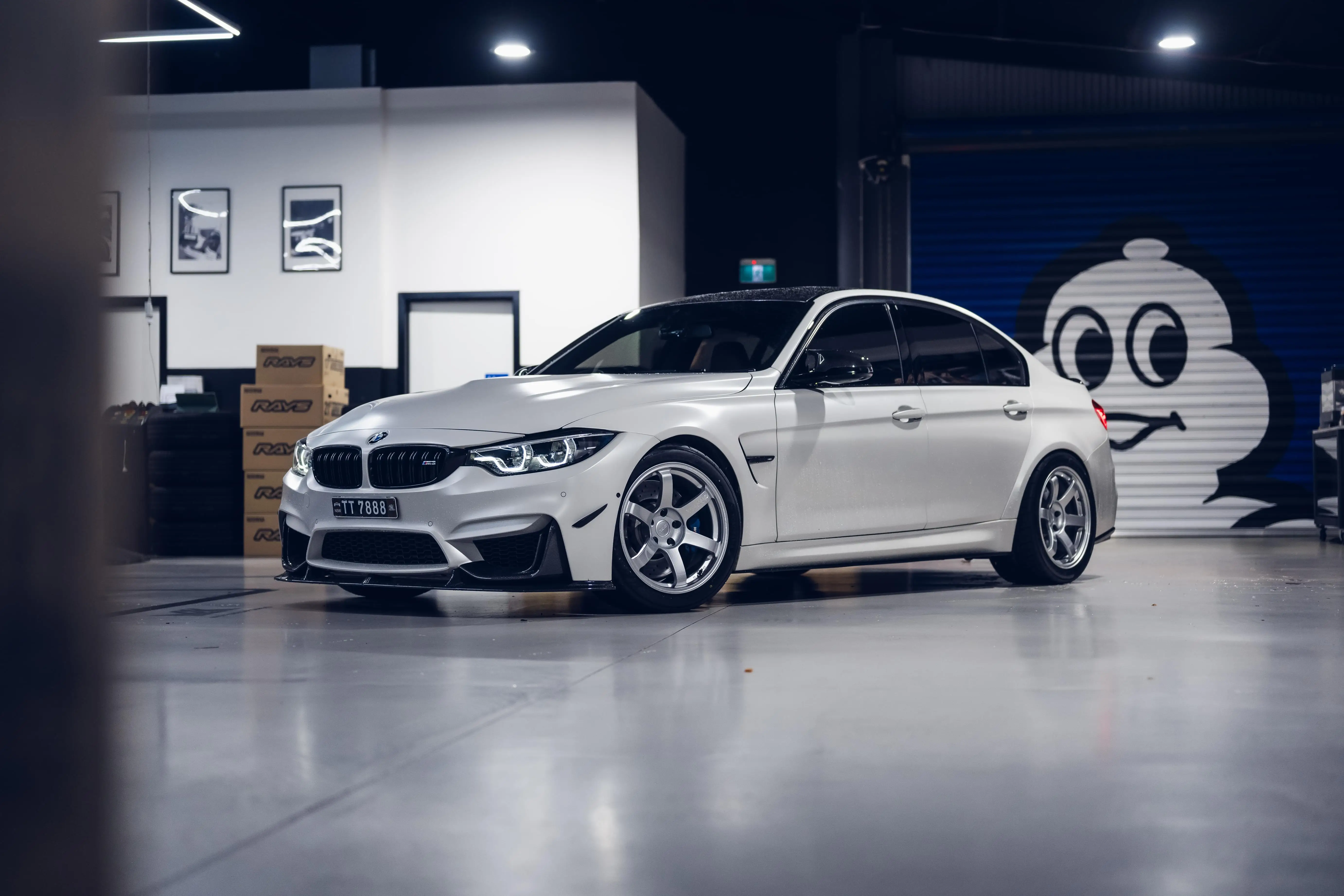 Close up of Diamond Silver RAYS TE37 Saga S-Plus spokes safely clearing the factory M brakes on a white BMW F80 M3