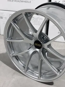 Center bore close up featuring the authentic carbon fiber look BBS center cap on a Diamond Silver RIA wheel