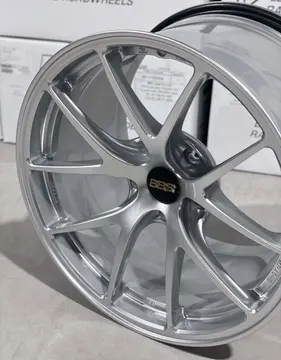 Center bore close up featuring the authentic carbon fiber look BBS center cap on a Diamond Silver RIA wheel